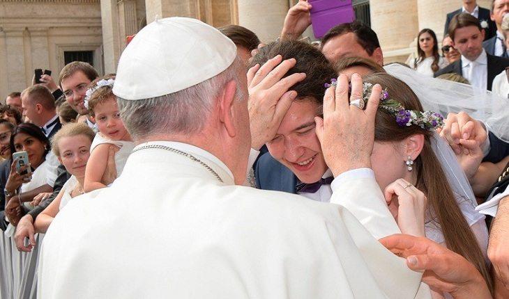 Na imagem, o papa toca a cabeça dos noivos para abençoá-los. Casamento abençoado.