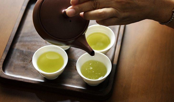 chá verde sendo colocado em xícaras