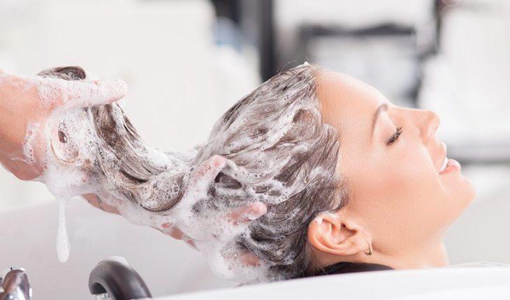 mulher lavando o cabelo no salão de beleza