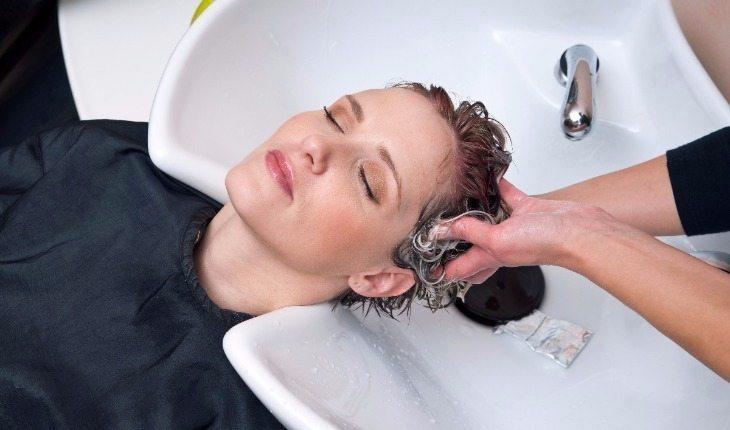 mulher lavando o cabelo no salão de beleza
