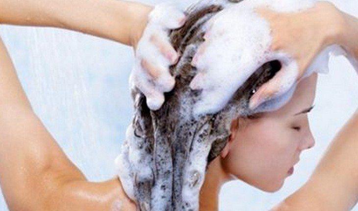 mulher lavando o cabelo