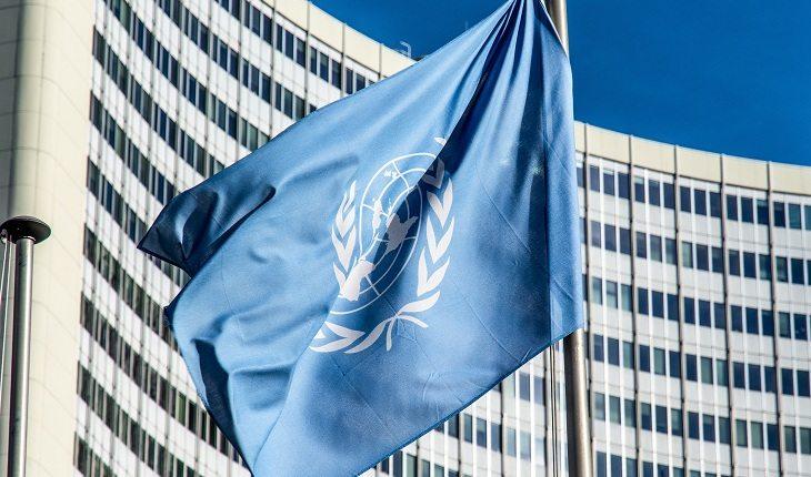 Na imagem, a bandeira da ONU balança com o vento. Ensinamentos e reflexões.