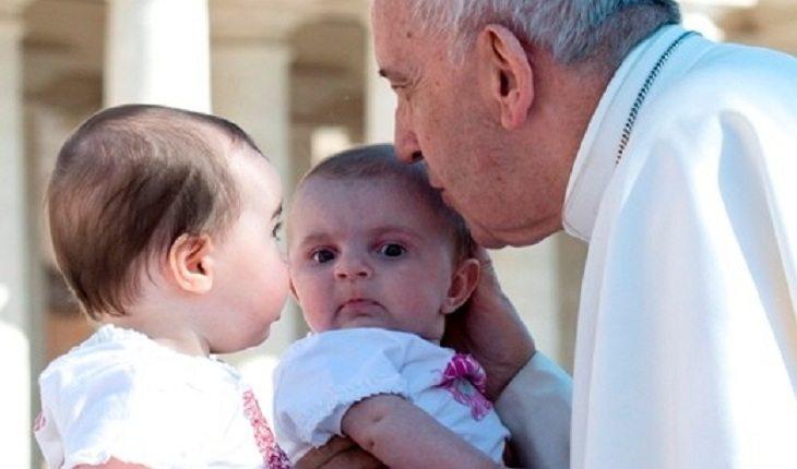 Na imagem, o bebê fica desconfortável quando o papa beija sua cabeça. Fotos mais engraçadas.