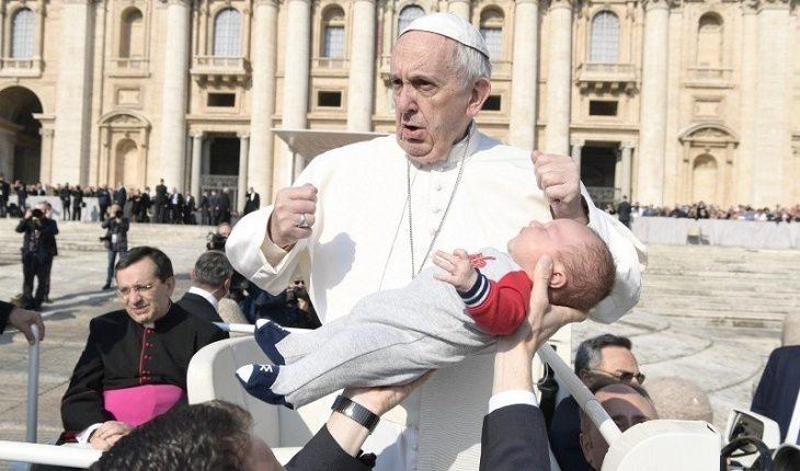 Na imagem, o papa francisco brinca com um bebê. Fotos mais engraçadas.