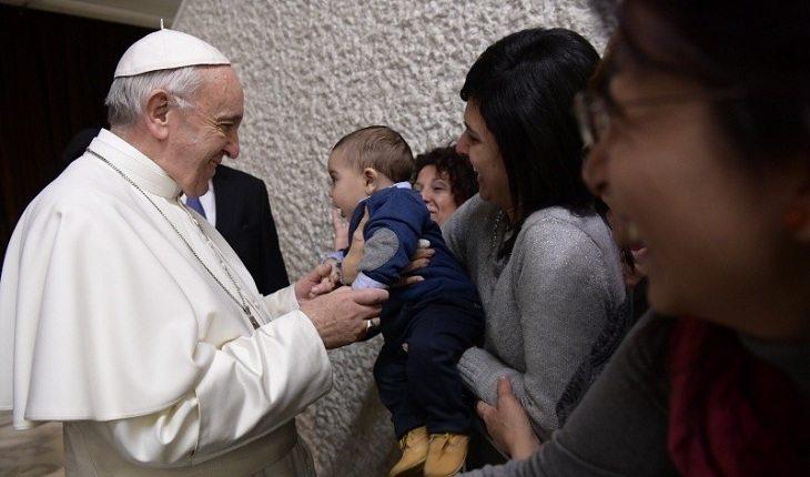 Na imagem, o bebê fica surpreso ao ver o papa francisco. Fotos mais engraçadas.