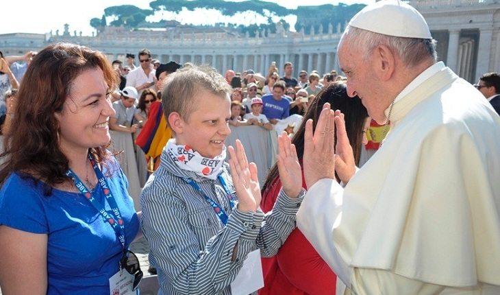 Na imagem, o papa cumprimenta a criança batendo as mãos. Fotos mais engraçadas.