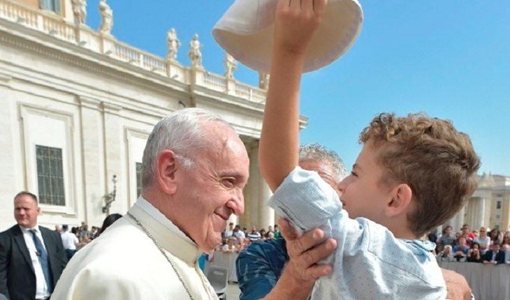 Na image, o menino tira o acessório de cabeça do papa. Fotos mais engraçadas.