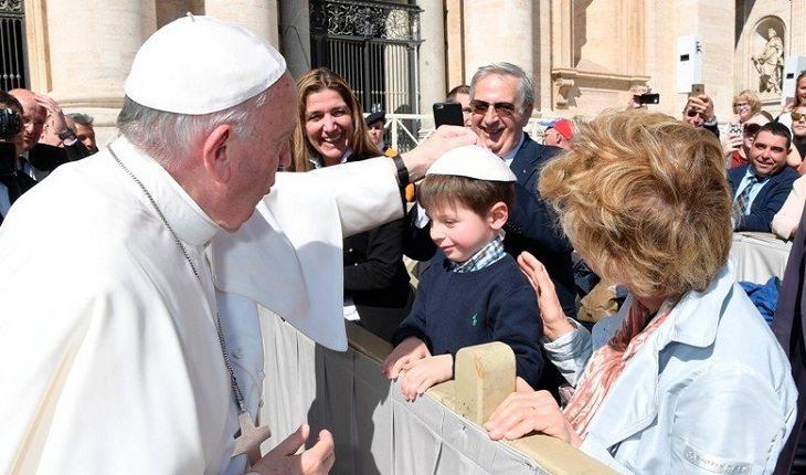 Na imagem, o menino veste um chapéu igual ao papa. Fotos mais engraçadas.