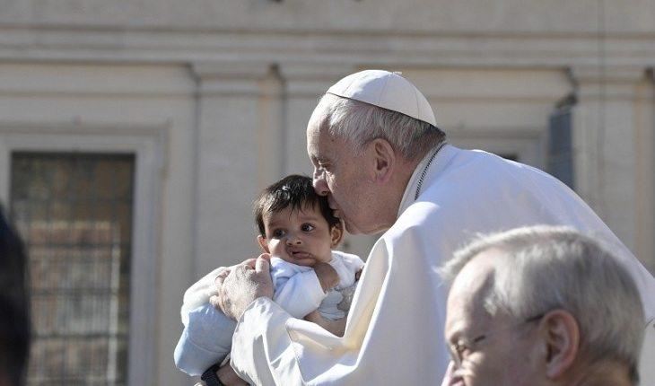 Na imagem, o bebê fica desconfortável quando o papa beija sua cabeça. Fotos mais engraçadas.