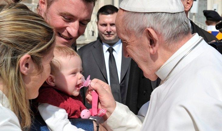 Na imagem, o papa faz criança rir quando brinca com sua chupeta. Fotos mais engraçadas.