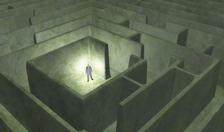 Homem iluminado no centro de labirinto