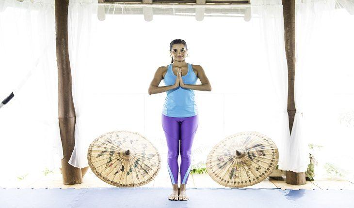 Foto de mulher fazendo ioga