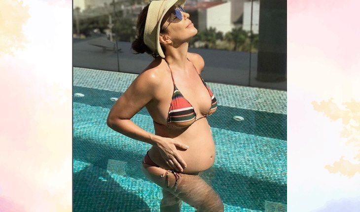 Ivete Sangalo grávida. Na foto, a cantora está de biquíni em uma piscina