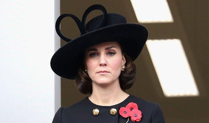 Kate Middleton com o cabelo curto e chapéu