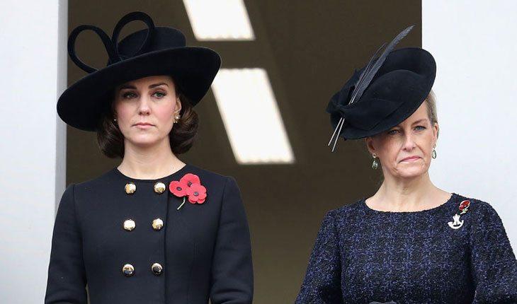 Kate Middleton com o cabelo curto e chapéu