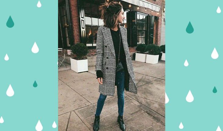 look para dia de chuva - mulher com trench coat xadrez cinza e jeans
