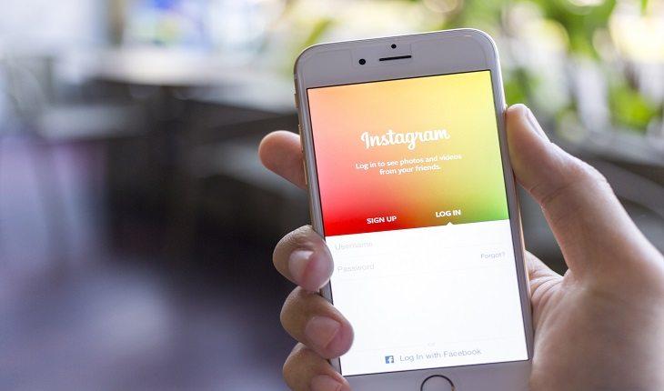 mão segurando um smartphone com a tela aberta na pagina inicial do aplicativo Instagram Instagram mais seguro