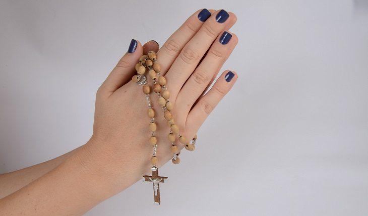 Mãos, juntas, terço, oração, rezando