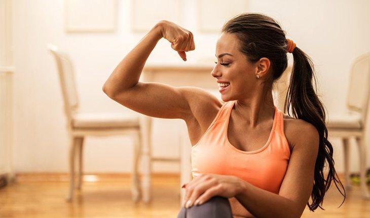mulher mostrando músculo do braço