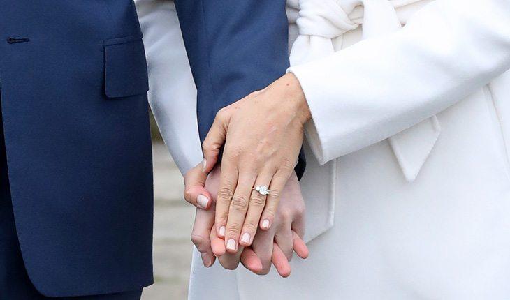Príncipe Harry e Megan Markle mostrando o anel de noivado