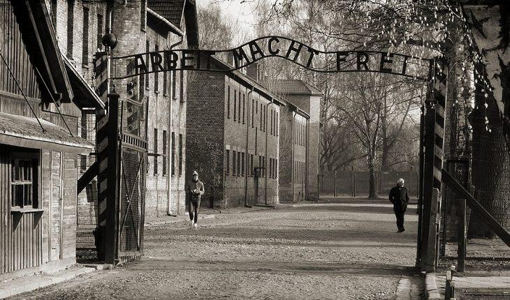 A entrada do campo de concentração nazista. papa francisco no twitter.
