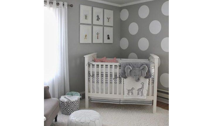 quarto de bebê nas cores cinza e branco