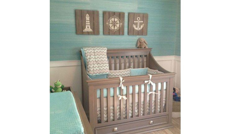 quarto de bebe com moveis em madeira e itens decorativos em verde, assim como a parede