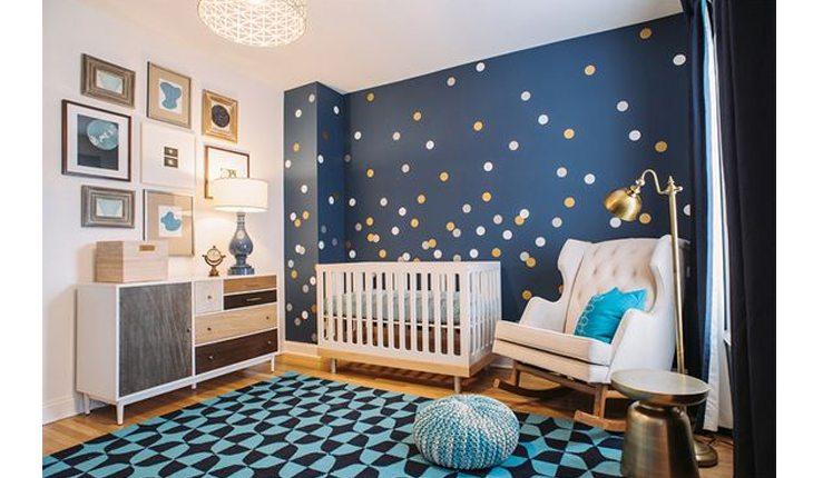 Quarto de bebê com móveis brancos e parede pintada de azul com estrelinhas pintdas em amarelo. Os itens decorativos são em branco ou azul claro