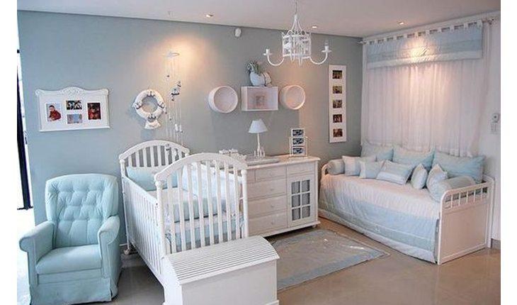 Quarto de bebê nas cores azul claro e branco, com móveis em branco e itens em azul
