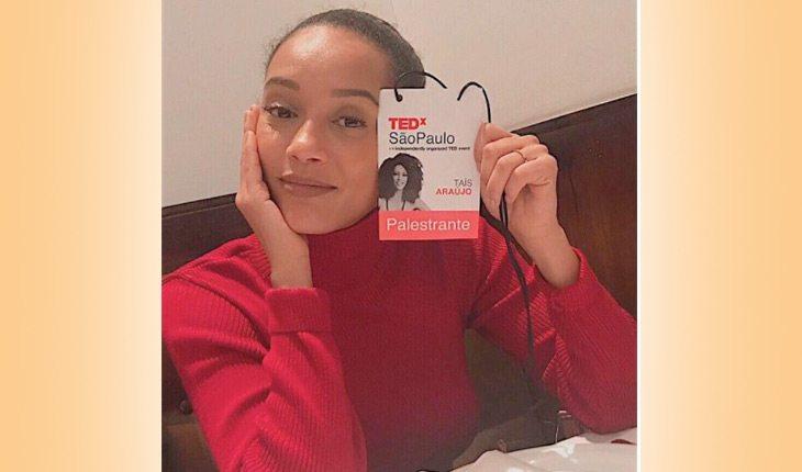 Tais Araújo fala sobre racismo. Na foto, a atriz está segurando um crachá da conferência TEDxSaoPaulo