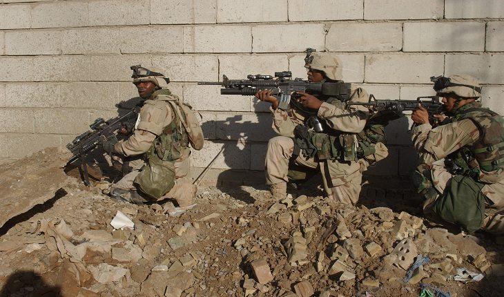 Soldados norte-americanos durante batalha na Guerra do Iraque