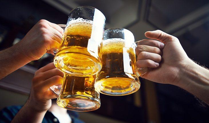 Lembrar sempre que a bebida alcoólica também tem calorias. Quanto maior a concentração de álcool, maior é a quantidade de calorias que são muito mal utilizadas pelo organismo e vão ser acumuladas de alguma forma. FOTO: -iStock.com/Getty Images