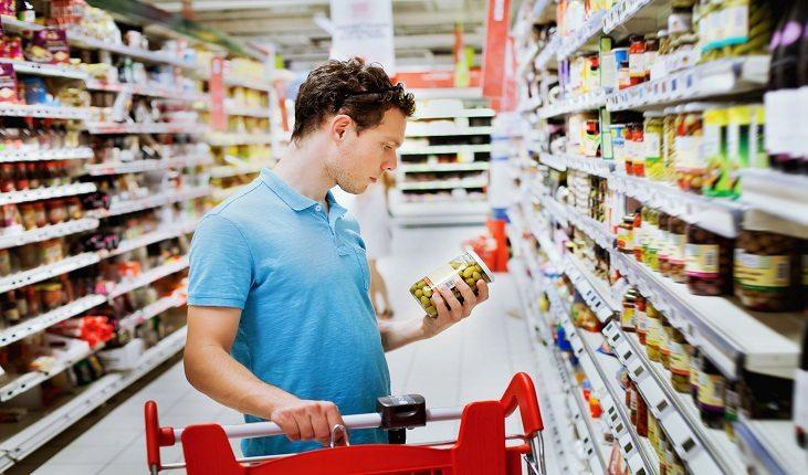 Outra dica importante é que a compra desses alimentos no supermercado precisa ser feita por alguém que tenha uma lista em mãos e não esteja com fome, o que evita a escolha por alimentos gordurosos e com pouco valor nutricional. FOTO: Shutterstock