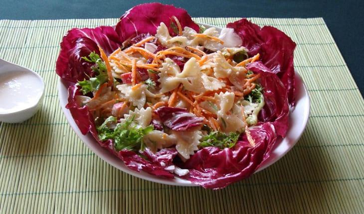 saladas com queijo branco Salada de gravatinha com kani e ricota