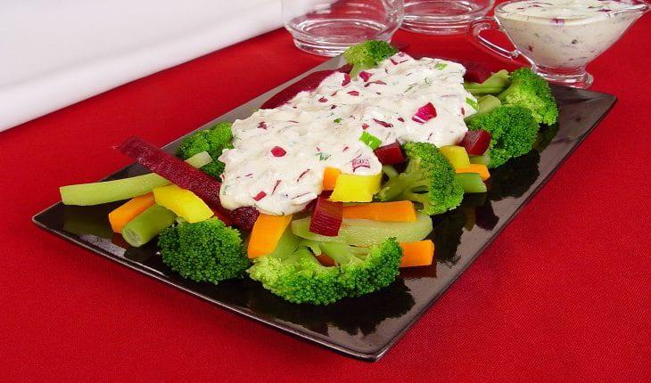 saladas com queijo branco Salada de legumes com queijo