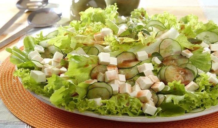 Salada verde com pepino e queijo minas