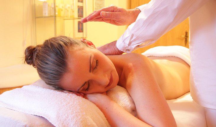 Benefícios da aromaterapia. Na foto, uma mulher recebendo massagem com óleo