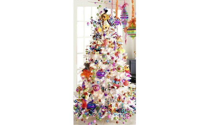 árvore de natal branca com enfeites coloridos
