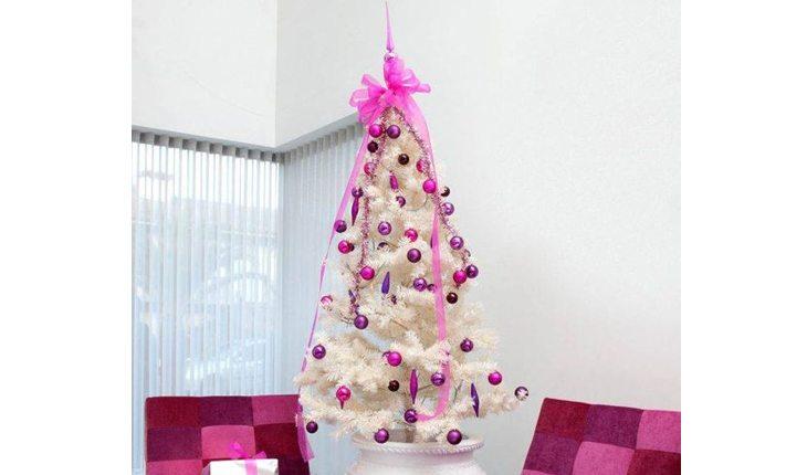 árvore de natal branca com enfeites em rosa