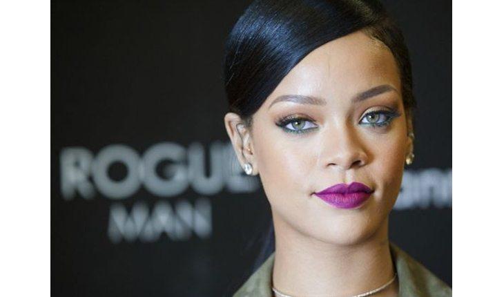 Rihanna com batom roxo