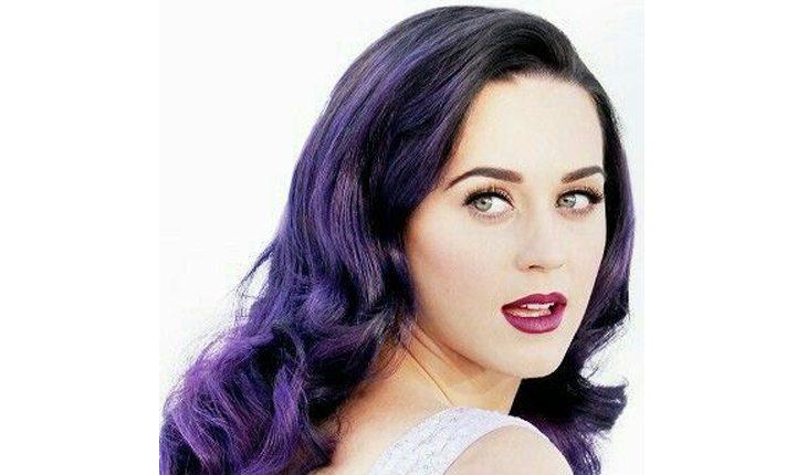 Katy Perry com cabelo roxo