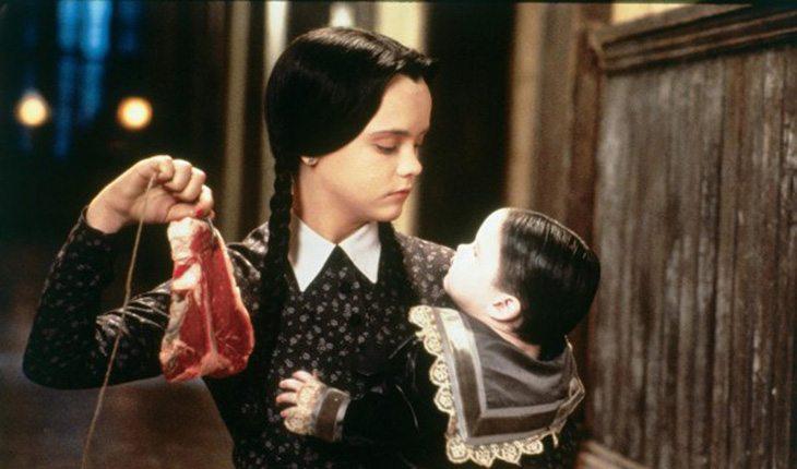 Cristina Ricci durante cena da série Família Addams