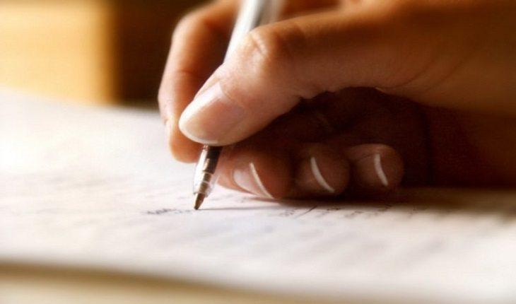 mão segurando uma caneta e escrevendo uma carta