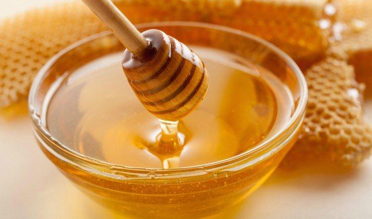 Como usar mel nos cabelos para hidratação