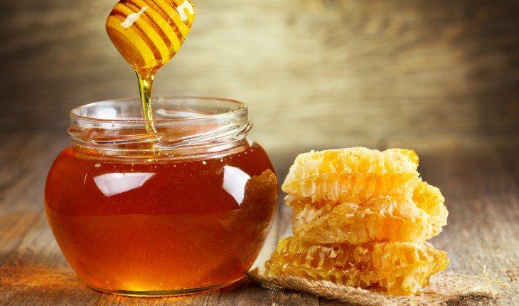 Como usar mel nos cabelos para hidratação