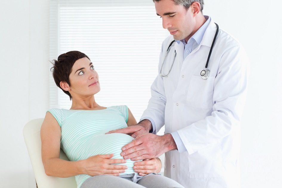 Realizar consultas de rotina e fazer todos os exames indicados são maneiras de evitar complicações na gestação e prevenir partos prematuros. 