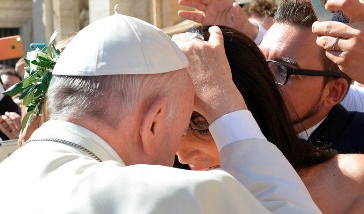 O papa abençoa uma mulher. O papa adorado.
