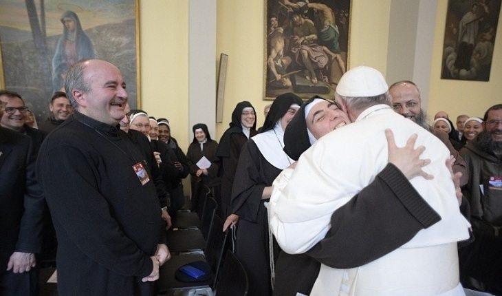 O papa abraça freira. O papa adorado.