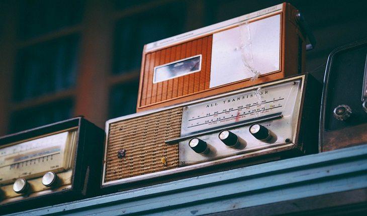 radio de modelo antigo em cima de uma prateleira