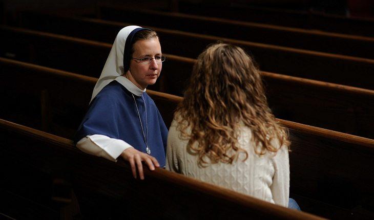Na imagem, a freira conversa com a mulher. Respeito às mulheres.